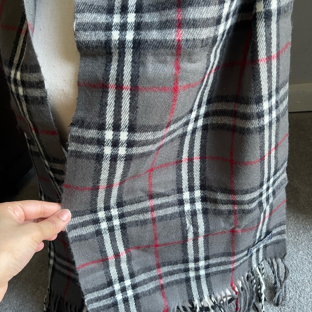 Authentic Burberrys vintage nova check grey scarf (WN13) - Picture 2 of 6